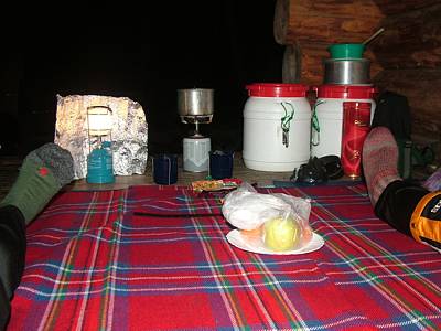 Es gibt noch Tee und einen Apfel.