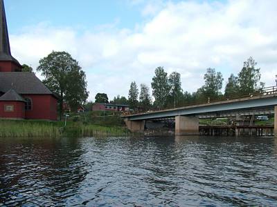 Vor der Br&uuml;cke liegt ein Zeltplatz.