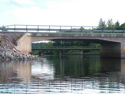 Vorn die Stra&szlig;e 64, dahinter die Eisenbahn.
