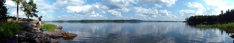 Ein Panoramabild vom Landeplatz aus. Von rechts hinten sind wir gekommen, dort liegt auch die kleine Insel.