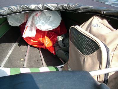 In die Spitze des Bootes vor Evis Sitz kommen die Iso-Matten (weiß) und die Schlafsäcke (rot).