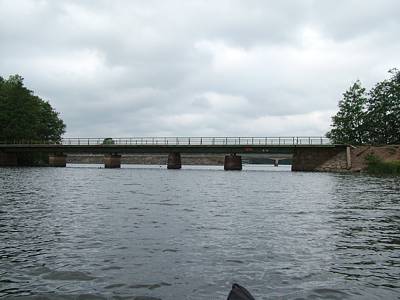 Wir sind wieder an der Eisenbahn- und der Straßenbrücke zwischen Ullvettern und Hyttsjön.